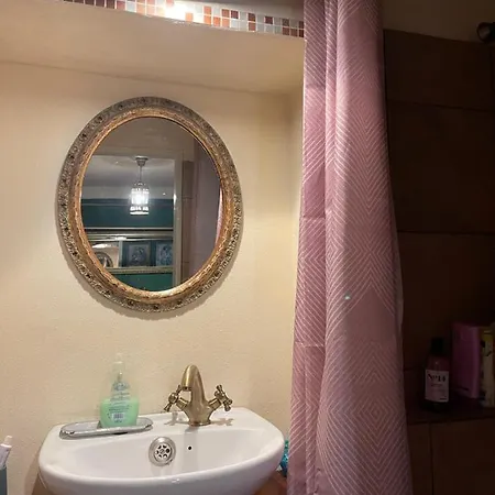 Decadent Art Club منزل للإقامة