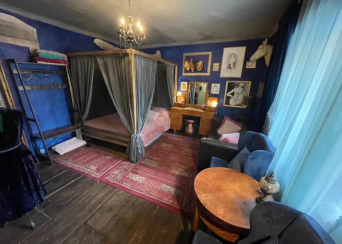 Decadent Art Club Homestay *